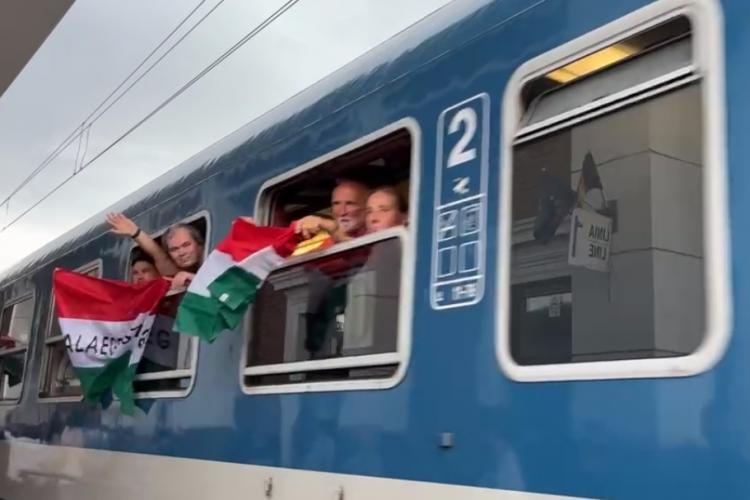 Maghiarii veniți cu trenul la Sumuleu Ciuc, primiți în Gara Cluj cu dansuri ungurești și preot - VIDEO