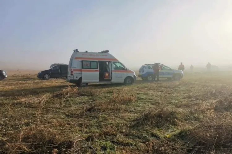 Accident bizar pe un câmp. O șoferiță a murit strivită sub roțile propriei mașini, după ce a sărit din autoturism pe un drum în rampă