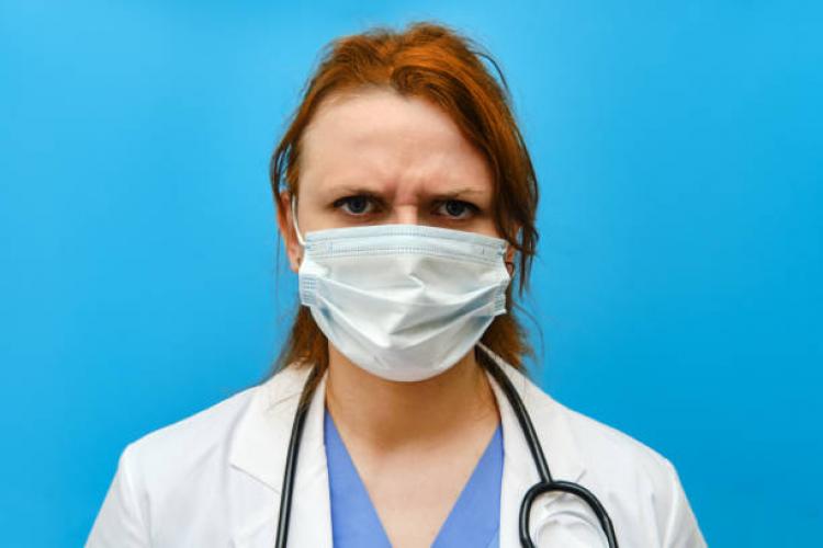 Asitenții medicali, prost pregătiți și dezinteresați: „Nu e treaba mea să știu cum se ventilează bolnavul”