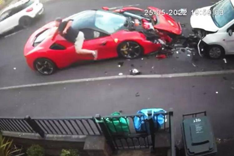 VIDEO - Ferrari SF90, filmat cum face praf cinci mașini parcate regulamentar. Șoferul bolidului iese disperat pe geam și se face nevăzut