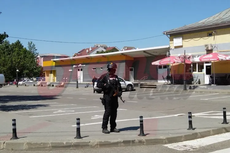 FOTO - Două alerte cu bombă, în mai puţin de trei ore, într-o piaţă. Clienţii şi comercianţii au fost evacuaţi. A intervenit Brigada Antitero