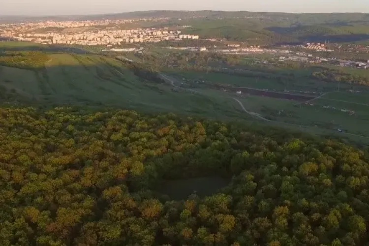 Cum ajungi în Poiana Rotundă, din Pădurea Hoia - Baciu, loc plin de legende, cu povești despre fenomene paranormale și OZN-uri   