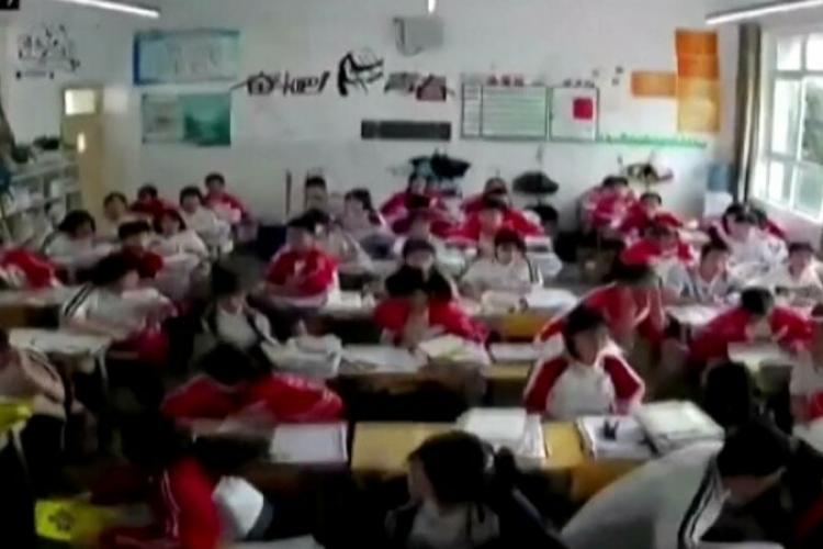 VIDEO - Momentul în care o școală din China este zguduită de cutremurul de 6,1 pe Richter de miercuri 