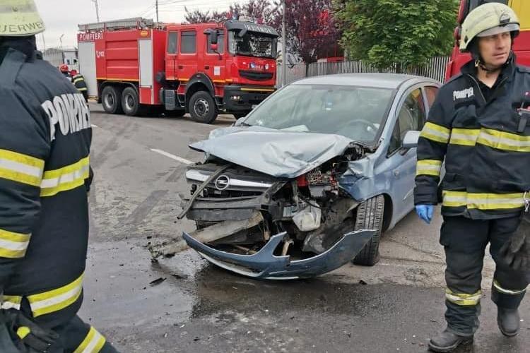 Accident violent în Apahida. Victimele primesc îngrijiri medicale de urgență