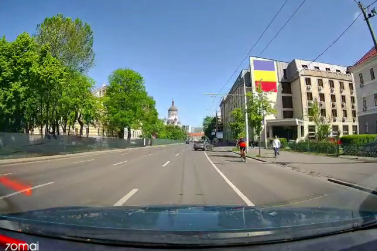 Un VW i-a tăiat calea unui biciclist în centrul Clujului și l-a lăsat lat pe drum! ”Alo, domnul de la Armată, era să omorâți un biciclist!” - VIDEO