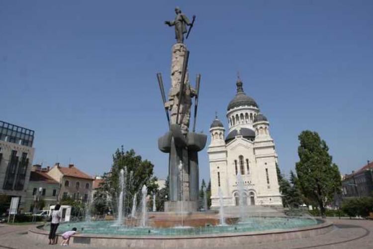 Piața Avram Iancu va fi modernizată. Boc: De statuia lui Avram Iancu nu se atinge nimeni!   