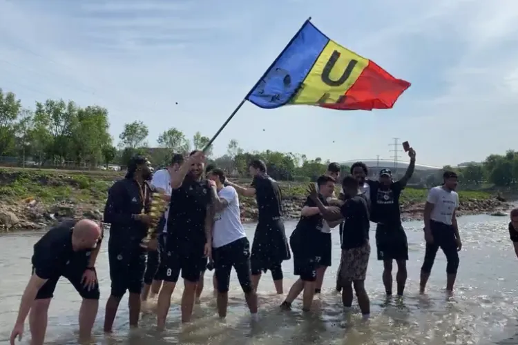 Baschetbaliștii de la U Banca Transilvania au făcut baie în Someș. Aceasta e tradiția când se câștigă titlul - VIDEO