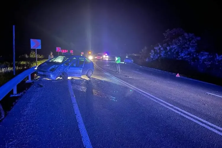 Coliziune puternică între două mașini în localitatea Dumbrava. În urma impactului 3 persoane au fost transportate de urgență la spital 