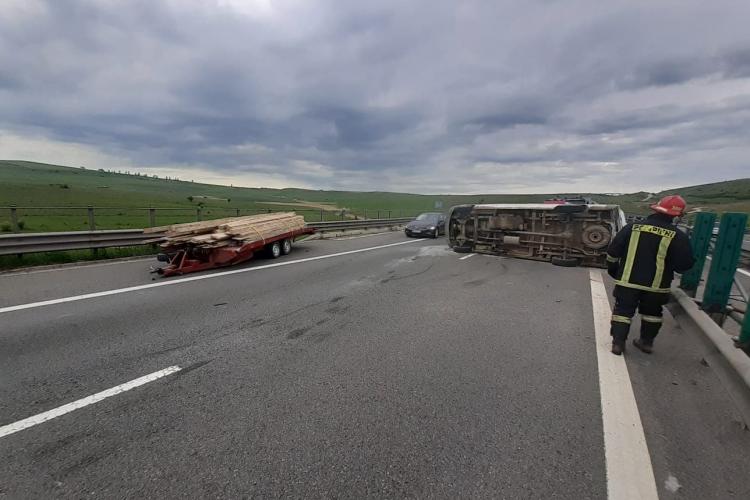 FOTO. Accident pe Autostrada Transilvania. Un microbuz s-a răsturnat