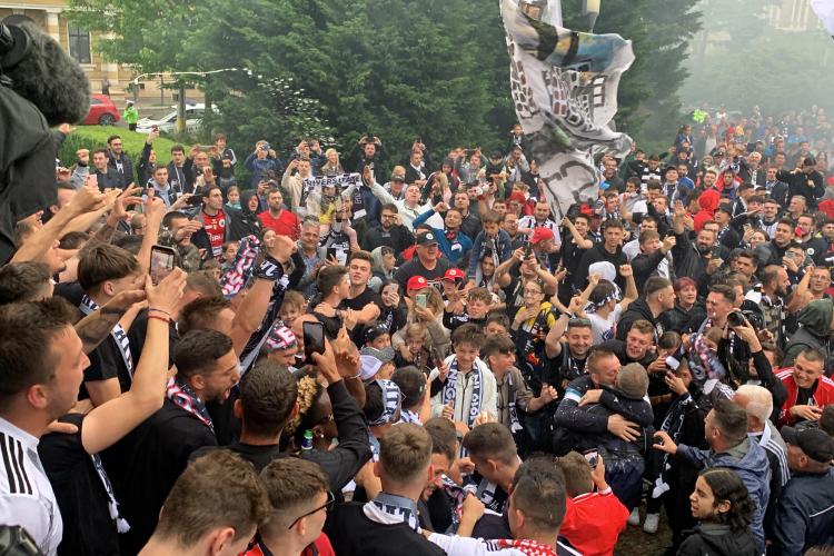 Așa sărbătorește „U” Cluj promovarea în Liga 1! Alte echipe suspină de invidie că nu au așa fani - VIDEO