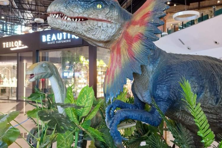 O lume fascinantă pentru curioșii de toate vârstele. Expoziție cu dinozauri animatronici de până la 13 metri lungime, la Iulius Mall Cluj