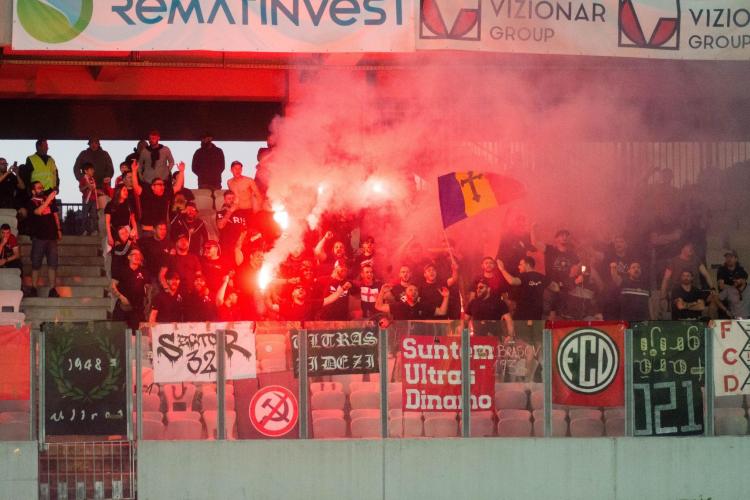 Fanii lui Dinamo au mers la baza echipei, înainte de meciul istoric cu „U” Cluj. Mesajul suporterilor a fost mai blând de data aceasta