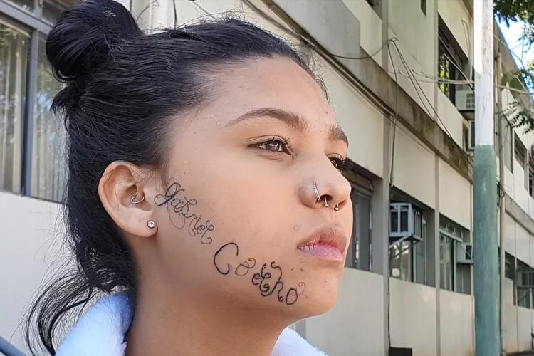 „Dragoste” impusă cu forța. Fostul iubit abuziv al unei tinere a răpit-o și i-a tatuat numele lui pe față după despărțire