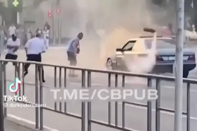 Un șofer a scăpat extinctorul când voia să stingă un incendiu auto. Ce a urmat e incredibil - VIDEO