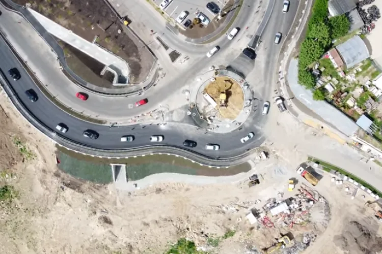 E cam imposibil să treacă două mașini prin sensul giratoriu de pe Frunzișului - VIDEO din dronă