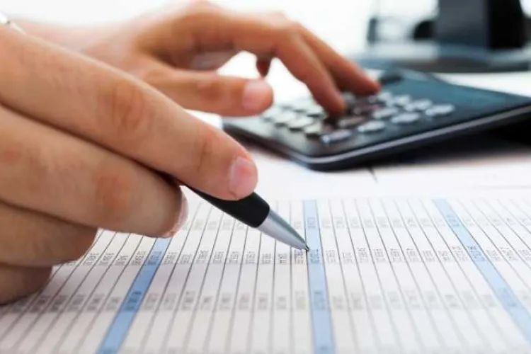 Mai mulți furnizori de energie din România şi-au crescut artificial preţurile doar pentru a primi mai mulţi bani de la stat