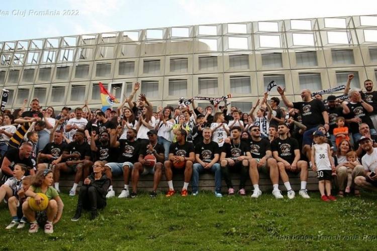 Bucurie mare pe platoul Sălii Polivalente: Suporterii „U” au sărbătorit alături de jucătorii de la U-BT Cluj-Napoca 