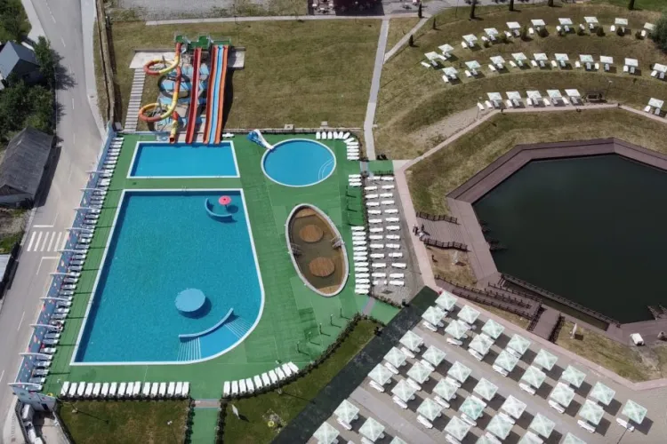 Parcul Balnear Toroc din Dej și-a deschis porțile. Clujenii, încântați de deschidere: „E mai ieftin și mai curat față de alte băi din Cluj”