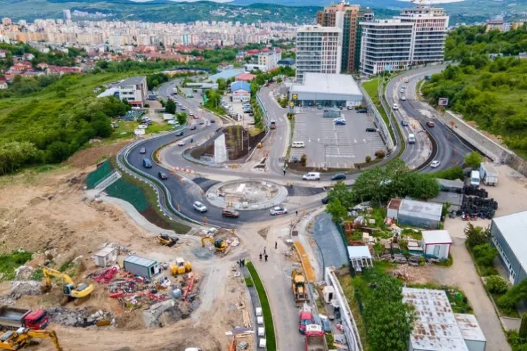 VIDEO - Imagini de la înălțime cu sensul giratoriu de pe Frunzișului.  Autoritățile promit că lucrările se vor finaliza „cât de repede”