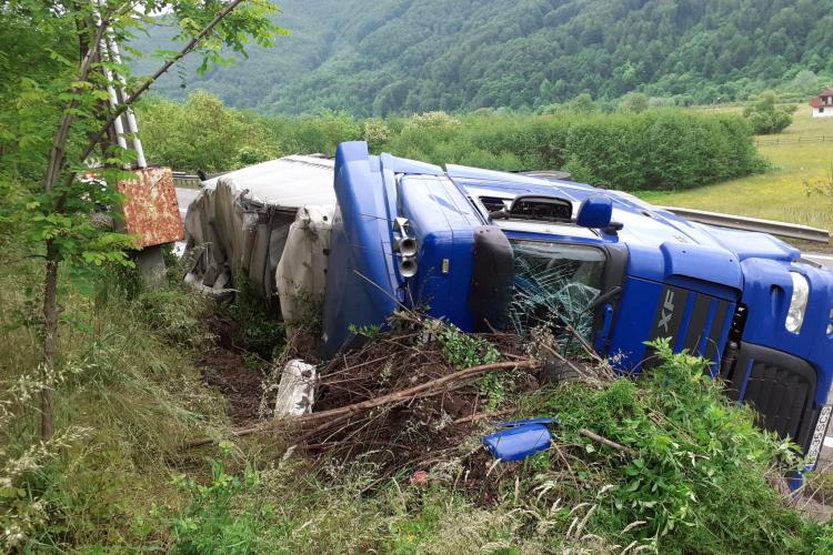 Camion răsturnat la Cluj! A ieșit de pe drum la Bucea - FOTO