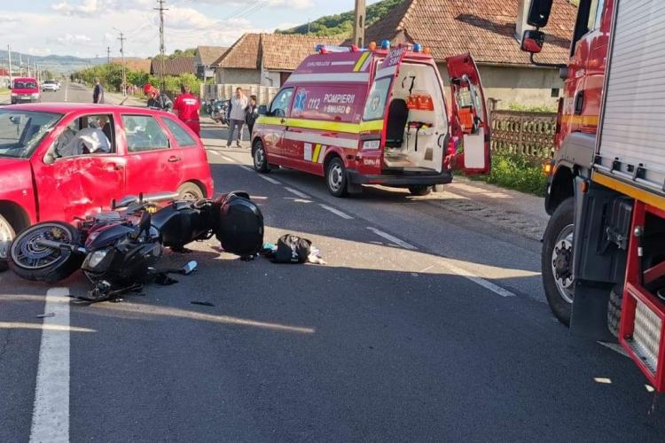 CLUJ - Accident între o mașină și o motocicletă în localitatea Nima. Două asistente aflate în timpul liber au intervenit înaintea sosirii echipajului