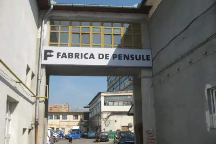 VIDEO - Incendiu la Fabrica de Pensule din Cluj-Napoca. Pompierii intervin la stingerea focului 