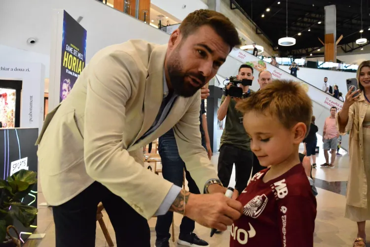 FOTO - Fostul fotbalist, Adrian Mutu, a dat zeci de autografe fanilor din Cluj. Mutu va juca duminică în meciul de retragere din carieră