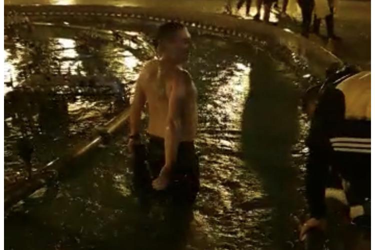 Suporterii U Cluj, baie la fântâna din Piata Avram Iancu. Au respectat tradiția - VIDEO
