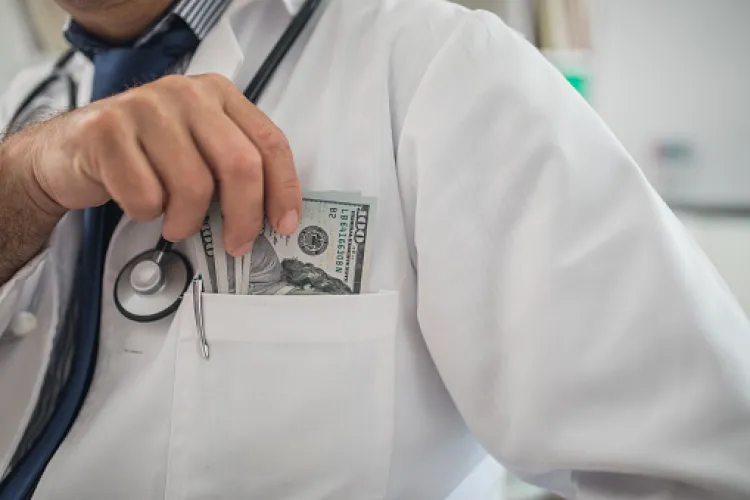 Medic arestat pentru şpagă, era cunoscut de colegi pentru sumele mari pe care le cerea: „Toată lumea ştia că opera doar pentru a primi bani”