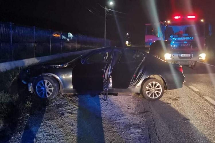 CLUJ - Accident rutier în localitatea Bunești. Un autoturism a ajuns în afara părții carosabile. Trei pasageri au fost transportați la spital