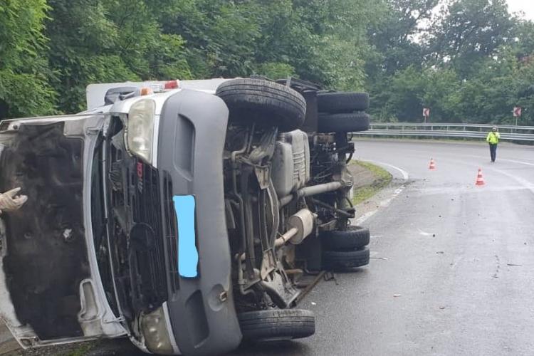 Accident pe centura Vâlcele-Apahida. Un tânăr de 16 ani, BEAT, s-a răsturnat cu mașina