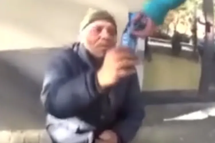 Vlogger spaniol pedepsit de judecători pentru că a umilit un cerşetor român - VIDEO   