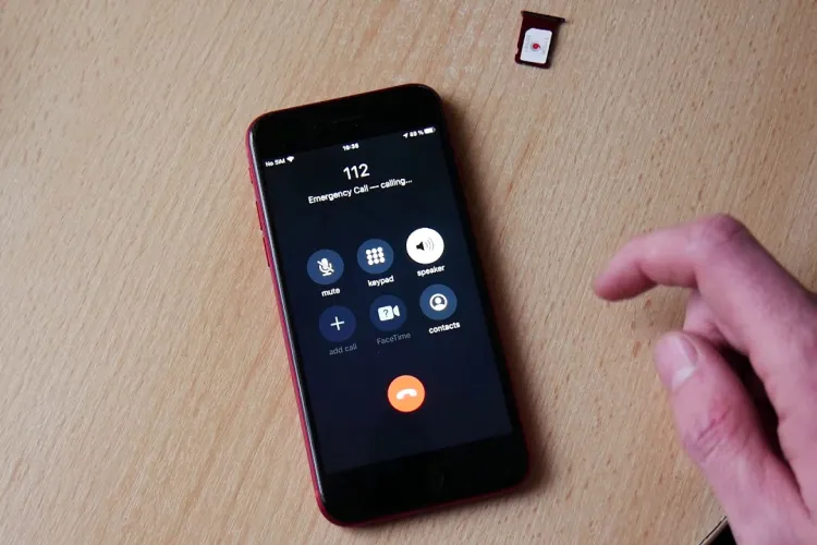 Mort de beat, un tânăr care nu-și găsea iubita în club a sunat la 112, speriat că a fost răpită. Poliția l-a amendat pe loc