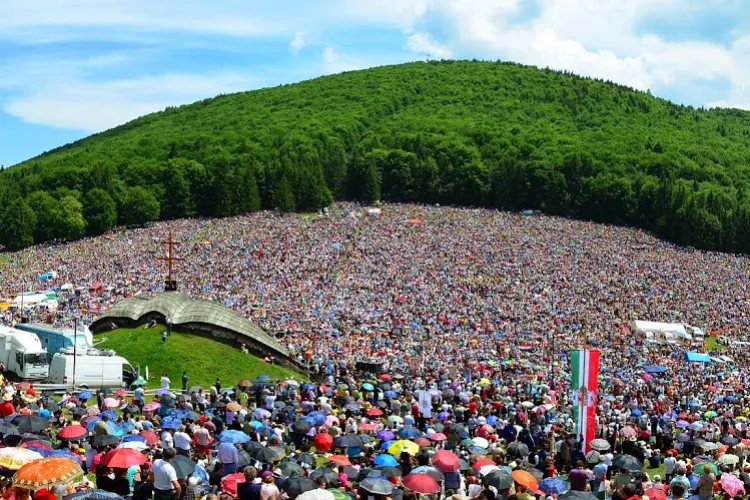 FOTO - Procesiunea de Rusalii catolice de la Șumuleu Ciuc așteaptă mii de pelerini anul acesta