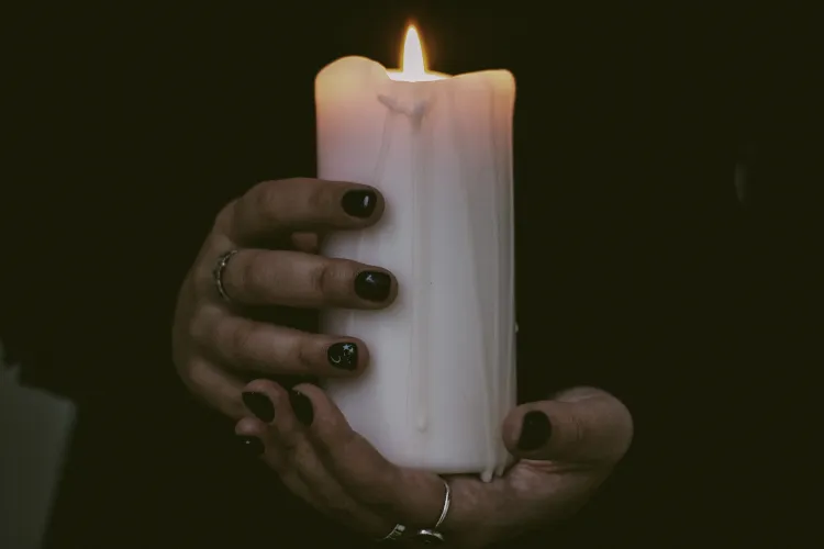 „Vrăjitoare” din mediul online, reținută. A „curățat” clienții prin „ritualuri” de circa 30.000 euro