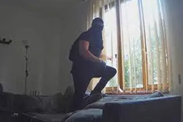 Spărgător, filmat la Cluj-Napoca în timp ce pătrunde într-o locuință. Clujul este un oraș tot mai sigur! - VIDEO