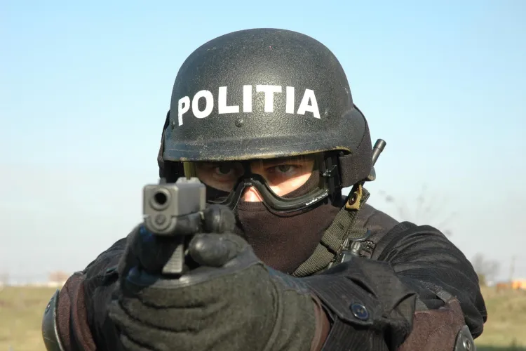 Patru polițiști de la forțele speciale, reţinuţi pentru tortură şi tentativă de omor, după ce au bătut fără milă un suspect 