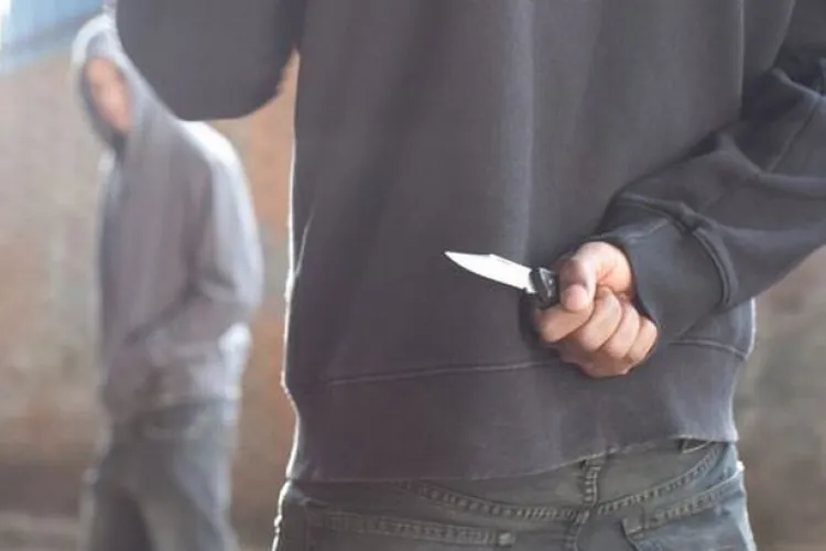 Incident șocant între doi adolescenți: Un băiat de 16 ani a obligat un tânăr să îngenuncheze, apoi i-a tăiat gâtul. Totul a pornit de la o fată