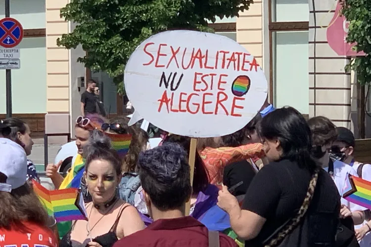 Marș PRIDE la Cluj, cu 300 de participanți: Vrem parteneriat civil și dreptul la moștenire în cuplu! Unii am fost bătuți - VIDEO