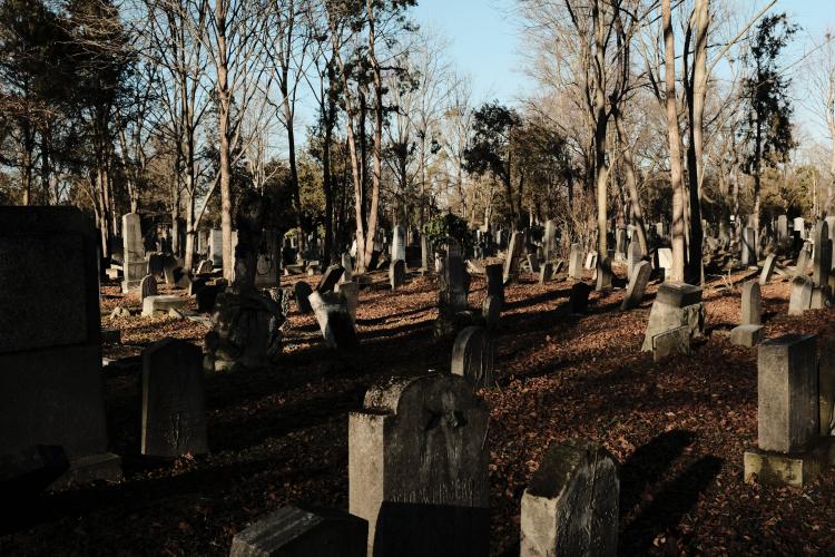 Incident teribil într-un cimitir din Mureș, o piatră funerară a căzut peste un copil, în timpul unei înmormântări