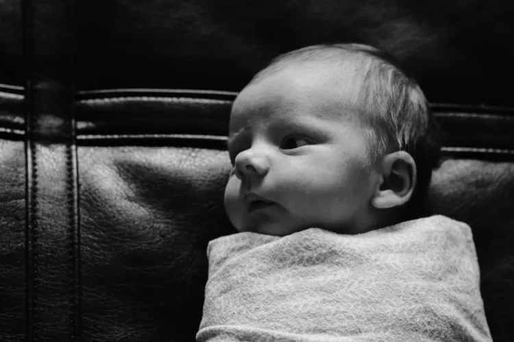 Un bebeluș de trei luni a murit, după ce a fost lăsat de părinți în mașină câteva ore, la peste 32 de grade