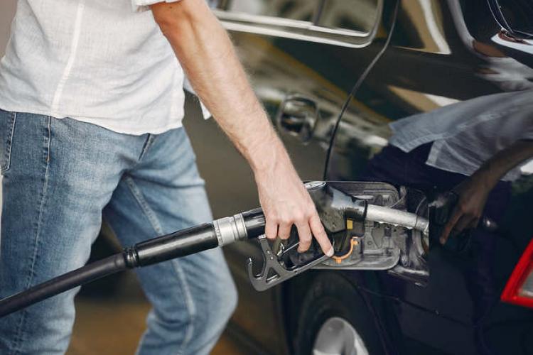 Cât de mult câștigă statul român de pe urma creșterii uriașe a prețurilor la carburanți