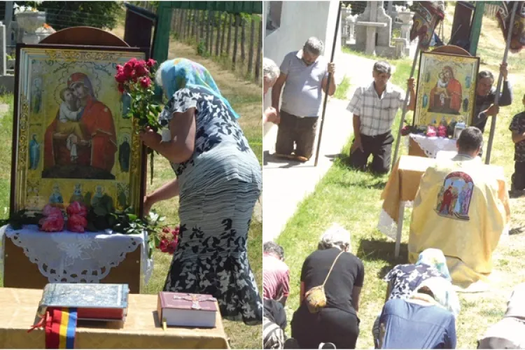 Preotul împreună cu enoriașii unui sătuc au îngenuncheat sub soarele arzător și s-au rugat pentru ploaie. Tot mai multe fântâni seacă 