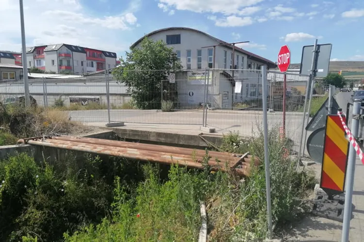 Restricții de circulație pe strada Eroilor! Șoferii trebuie să fie atenți. Pivariu: Sperăm să profităm de vacanța elevilor - FOTO