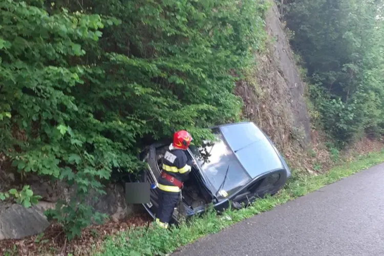 ACCIDENT în comuna Gilău. O mașină a „zburat” în afara părții carosabile