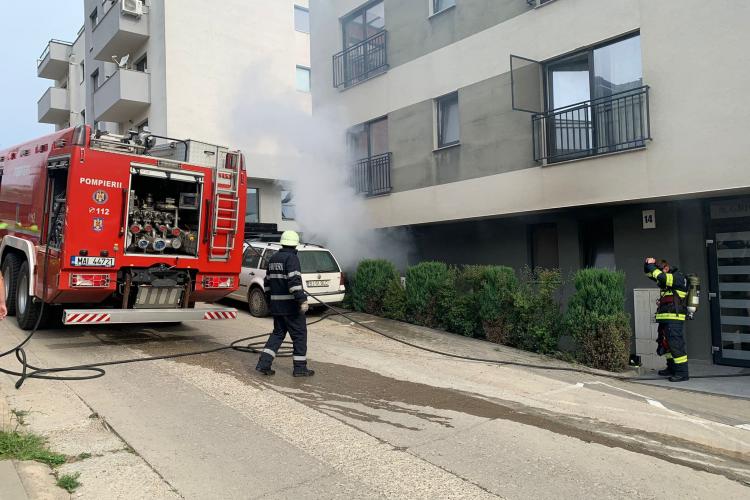 VIDEO/FOTO. Incendiu violent la un apartament din Cluj-Napoca. Trei copii și doi adulți, transportați la spital