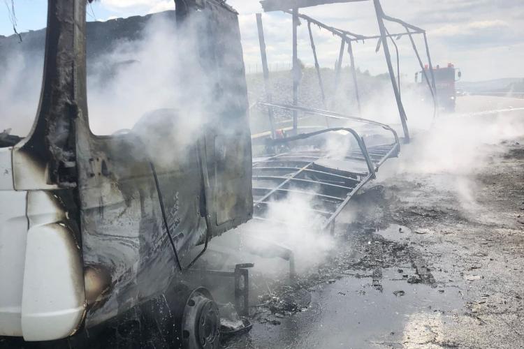 VIDEO/FOTO. Un TIR a luat foc pe Autostrada A3, pompierii intervin cu două autospeciale