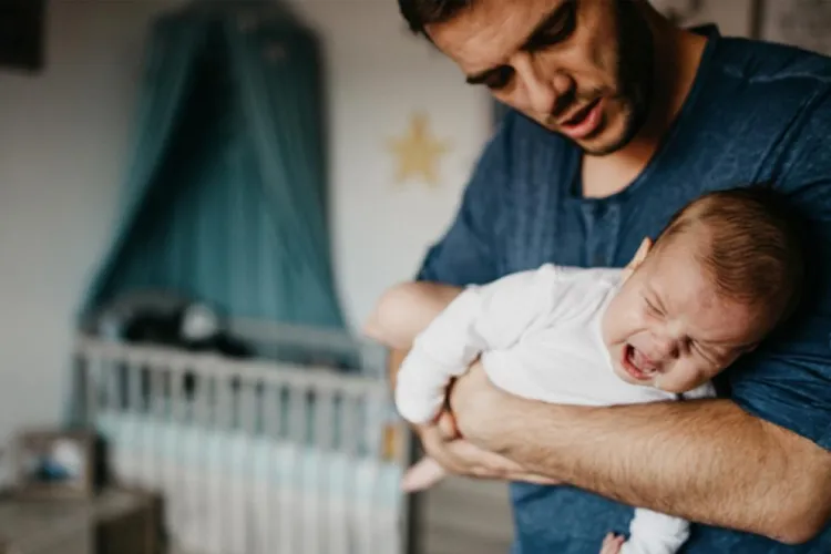 Cum se manifestă depresia postnatală la bărbaţi. 10% dintre cei care devin tătici trec printr-un astfel de episod: „Mi-a fost frică să-i iau în braţe”