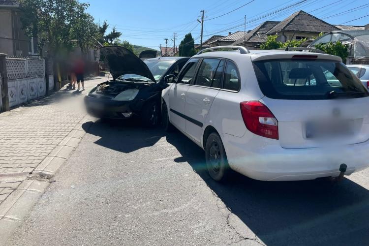 Accident rutier în Dej. O femeie a rămas blocată în mașina avariată