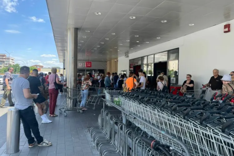 Pană de curent la Kaufland Mănăștur. S-a format o coadă imensă în fața hipermarketului 